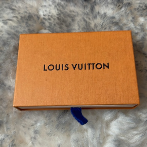 Louis Vuitton 4 key holder in Damier Ebene comes with dust bag and box. - Picture 8 of 8